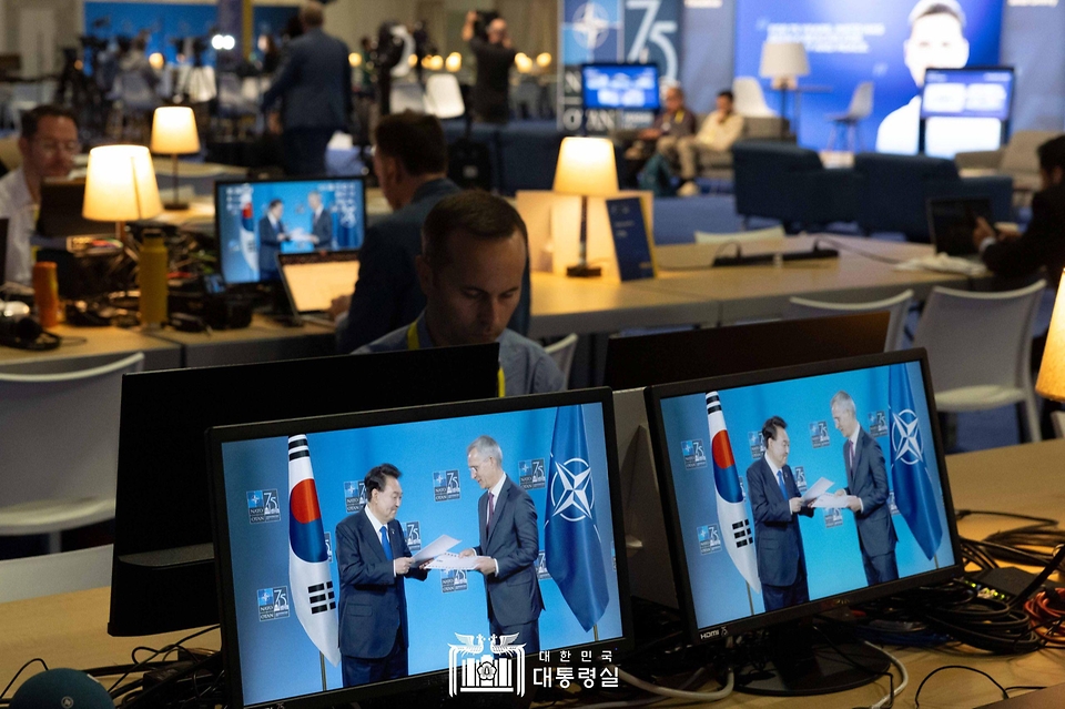 윤석열 대통령과 옌스 스톨텐베르그(Jens Stoltenberg) 북대서양조약기구(NATO·나토) 사무총장이 11일(현지시간) 미국 워싱턴 D.C. 월터 E. 워싱턴 컨벤션센터에서 한국이 아시아 국가 최초로 NATO와 서명한 ‘감항 인증 인정서’를 교환하고 있다.