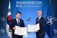 윤석열 대통령과 옌스 스톨텐베르그(Jens Stoltenberg) 북대서양조약기구(NATO·나토) 사무총장이 11일(현지시간) 미국 워싱턴 D.C. 월터 E. 워싱턴 컨벤션센터에서 한국이 아시아 국가 최초로 NATO와 서명한 ‘감항 인증 인정서’를 들고 기념 촬영을 하고 있다. 