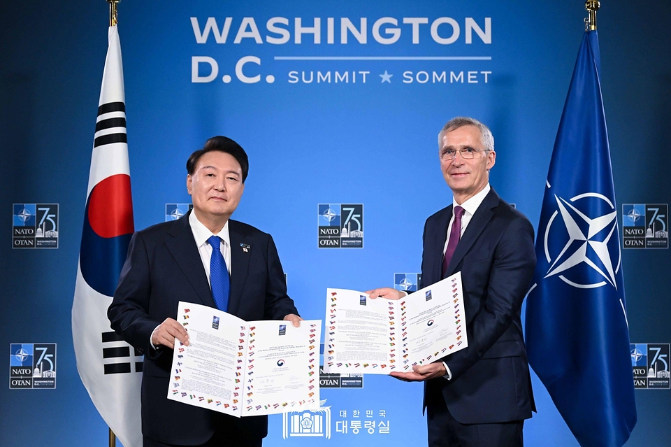 윤석열 대통령과 옌스 스톨텐베르그(Jens Stoltenberg) 북대서양조약기구(NATO·나토) 사무총장이 11일(현지시간) 미국 워싱턴 D.C. 월터 E. 워싱턴 컨벤션센터에서 한국이 아시아 국가 최초로 NATO와 서명한 ‘감항 인증 인정서’를 들고 기념 촬영을 하고 있다. 