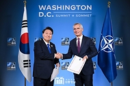 윤석열 대통령과 옌스 스톨텐베르그(Jens Stoltenberg) 북대서양조약기구(NATO·나토) 사무총장이 11일(현지시간) 미국 워싱턴 D.C. 월터 E. 워싱턴 컨벤션센터에서 한국이 아시아 국가 최초로 NATO와 서명한 ‘감항 인증 인정서’를 들고 기념 촬영을 하고 있다. 
