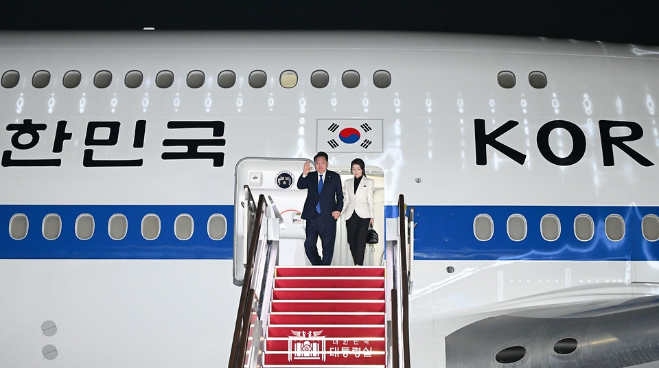 윤석열 대통령과 김건희 여사가 12일 경기도 성남시 서울공항에 도착해 공군 1호기에서 내리며 인사하고 있다. 