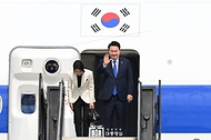 윤석열 대통령과 김건희 여사가 11일(현지시간) 미국 워싱턴 D.C. 인근 덜레스 국제공항에서 북대서양조약기구(NATO·나토) 75주년 정상회의 참석 일정을 마치고 귀국하기 위해 전용기인 공군 1호기에 올라 인사하고 있다.