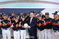 윤석열 대통령이 14일 서울 종로구 청와대 영빈관에서 열린 탈북민 청소년 야구단 ‘챌린저스’의 미국 방문 출정식에서 친필 서명한 대형 야구공을 들고 야구단원들과 기념 촬영을 하고 있다. 