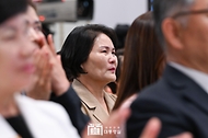 탈북민들이 14일 서울 종로구 청와대 영빈관에서 열린 ‘제1회 북한이탈주민의날 기념식’에서 윤석열 대통령의 기념사를 들으며 눈물을 흘리고 있다.