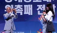 유인촌 문화체육관광부 장관이 11일 서울 용산구 그랜드하얏트호텔에서 열린 ‘2024 한국관광 명예홍보대사 위촉식’에서 뉴진스에게 전달할 위촉패를 들어 보이고 있다.