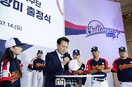 윤석열 대통령이 14일 서울 종로구 청와대 영빈관에서 열린 탈북민 청소년 야구단 ‘챌린저스’의 미국 방문 출정식에서 대형 야구공에 ‘자유를 향한 홈런’이라는 격려 문구와 친필 서명을 하고 있다.