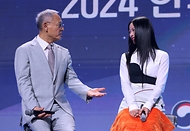 유인촌 문화체육관광부 장관이 11일 서울 용산구 그랜드하얏트호텔에서 열린 ‘2024 한국관광 명예홍보대사 위촉식’에서 뉴진스 하니와 대화를 나누고 있다.