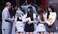 유인촌 문화체육관광부 장관이 11일 서울 용산구 그랜드하얏트호텔에서 열린 ‘2024 한국관광 명예홍보대사 위촉식’을 마치고 인사를 나누고 있다.
