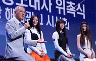 유인촌 문화체육관광부 장관이 11일 서울 용산구 그랜드하얏트호텔에서 열린 ‘2024 한국관광 명예홍보대사 위촉식’에서 뉴진스와 함께 무대에서 인터뷰를 하고 있다.