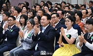 윤석열 대통령이 14일 서울 종로구 청와대 영빈관에서 열린 ‘제1회 북한이탈주민의날 기념식’에서 박수치고 있다.