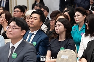 탈북민들이 14일 서울 종로구 청와대 영빈관에서 열린 ‘제1회 북한이탈주민의날 기념식’에서 윤석열 대통령의 기념사를 들으며 눈물을 흘리고 있다.