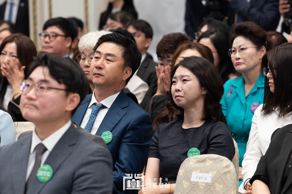 탈북민들이 14일 서울 종로구 청와대 영빈관에서 열린 ‘제1회 북한이탈주민의날 기념식’에서 윤석열 대통령의 기념사를 들으며 눈물을 흘리고 있다.