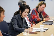 김건희 여사가 11일(현지시간) 미국 워싱턴 D.C. 민주주의진흥재단(NED) 회의실에서 열린 북한인권간담회에서 북한 억류 피해자와 유족, 북한인권 개선 활동 중인 탈북민, 북한 전문가 등을 만나 북한의 인권문제와 개선 방향에 대해 의견을 나누며 메모하고 있다. 