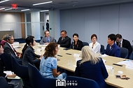김건희 여사가 11일(현지시간) 미국 워싱턴 D.C. 민주주의진흥재단(NED) 회의실에서 열린 북한인권간담회에서 북한 억류 피해자와 유족, 북한인권 개선 활동 중인 탈북민, 북한 전문가 등을 만나 북한의 인권문제와 개선 방향에 대해 의견을 나누고 있다.