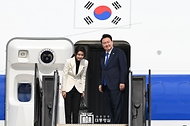 윤석열 대통령과 김건희 여사가 11일(현지시간) 미국 워싱턴 D.C. 인근 덜레스 국제공항에서 북대서양조약기구(NATO·나토) 75주년 정상회의 참석 일정을 마치고 귀국하기 위해 전용기인 공군 1호기에 올라 인사하고 있다.