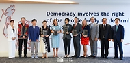 김건희 여사가 11일(현지시간) 미국 워싱턴 D.C. 민주주의진흥재단(NED) 회의실에서 열린 북한인권간담회에서 참석자들과 한국 정부가 발간한 ‘2024 북한인권보고서’를 들고 기념 촬영을 하고 있다. 