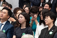 탈북민들이 14일 서울 종로구 청와대 영빈관에서 열린 ‘제1회 북한이탈주민의날 기념식’에서 윤석열 대통령의 기념사를 들으며 눈물을 흘리고 있다.