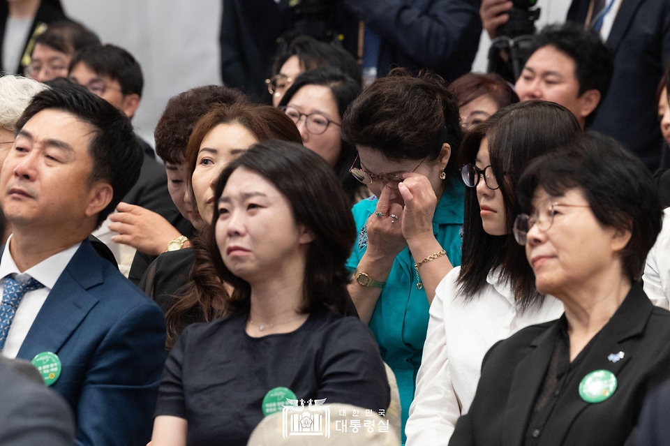 탈북민들이 14일 서울 종로구 청와대 영빈관에서 열린 ‘제1회 북한이탈주민의날 기념식’에서 윤석열 대통령의 기념사를 들으며 눈물을 흘리고 있다.