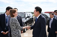 윤석열 대통령이 11일(현지시간) 미국 워싱턴 D.C. 인근 덜레스 국제공항에서 북대서양조약기구(NATO·나토) 75주년 정상회의 참석 일정을 마치고 귀국하기 전 환송 나온 미국 국무부 의전장과 인사하고 있다. 