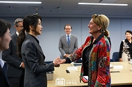 김건희 여사가 11일(현지시간) 미국 워싱턴 D.C. 민주주의진흥재단(NED) 회의실에서 열린 북한인권간담회에서 수잔 숄티 미국 북한인권위원회 공동 부의장과 악수하고 있다. 