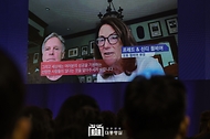 14일 서울 종로구 청와대 영빈관에서 열린 ‘제1회 북한이탈주민의날 기념식’에서 북한에 억류됐다 혼수상태로 풀려난 뒤 사망한 미국 청년 오토 웜비어의 부모가 전하는 메시지가 상영되고 있다. 
