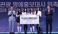 유인촌 문화체육관광부 장관이 11일 서울 용산구 그랜드하얏트호텔에서 열린 ‘2024 한국관광 명예홍보대사 위촉식’에서 뉴진스와 함께 기념촬영을 하고 있다.