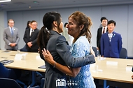 김건희 여사가 11일(현지시간) 미국 워싱턴 D.C. 민주주의진흥재단(NED) 회의실에서 열린 북한인권간담회에서 북한에 억류됐다 혼수상태로 풀려난 뒤 사망한 미국 청년 오토 웜비어의 모친 신디 웜비어 씨와 포옹하고 있다.