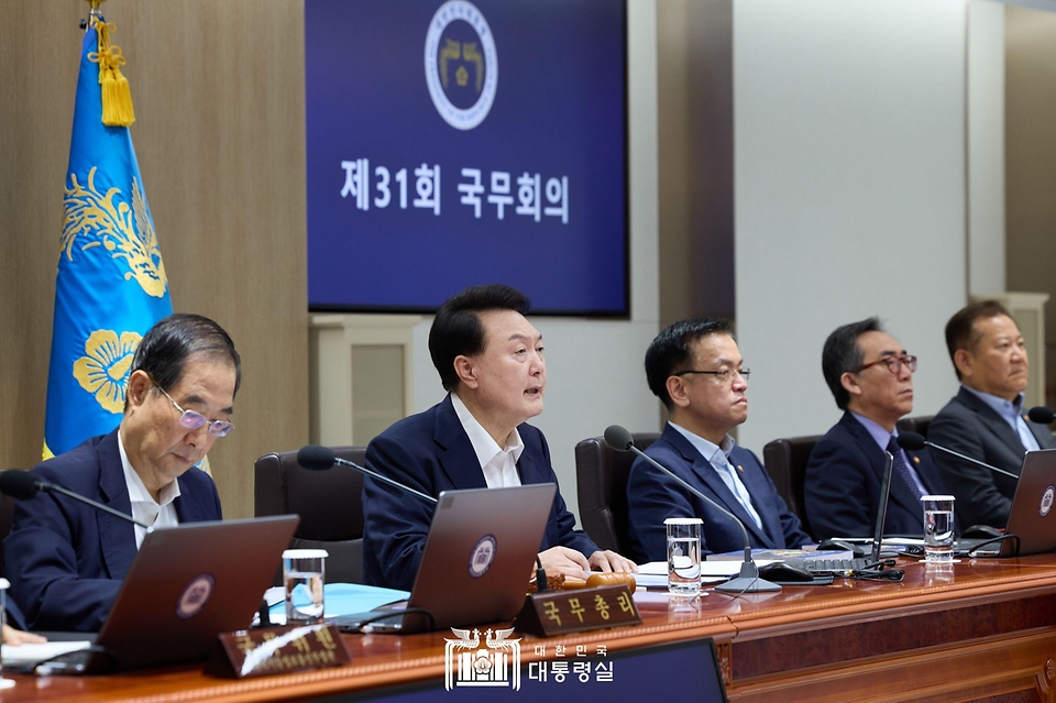 윤석열 대통령이 16일 서울 용산 대통령실 청사에서 열린 ‘제31회 국무회의’를 주재하며 발언하고 있다.