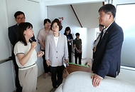 이기일 보건복지부 제1차관이 15일 대전 대덕구 자모원을 방문해 위기임산부 지역상담기관 준비 현황을 확인하고 관계자의 설명을 듣고 있다.