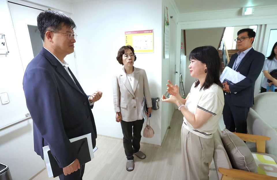 이기일 보건복지부 제1차관이 15일 대전 대덕구 자모원을 방문해 위기임산부 지역상담기관 준비 현황을 확인하고 관계자의 설명을 듣고 있다.