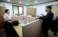 이기일 보건복지부 제1차관이 15일 대전 대덕구 자모원을 방문해 위기임산부 지역상담기관 준비 현황을 확인하고 상담 기관 종사자 등 현장 의견을 청취하고 있다. 