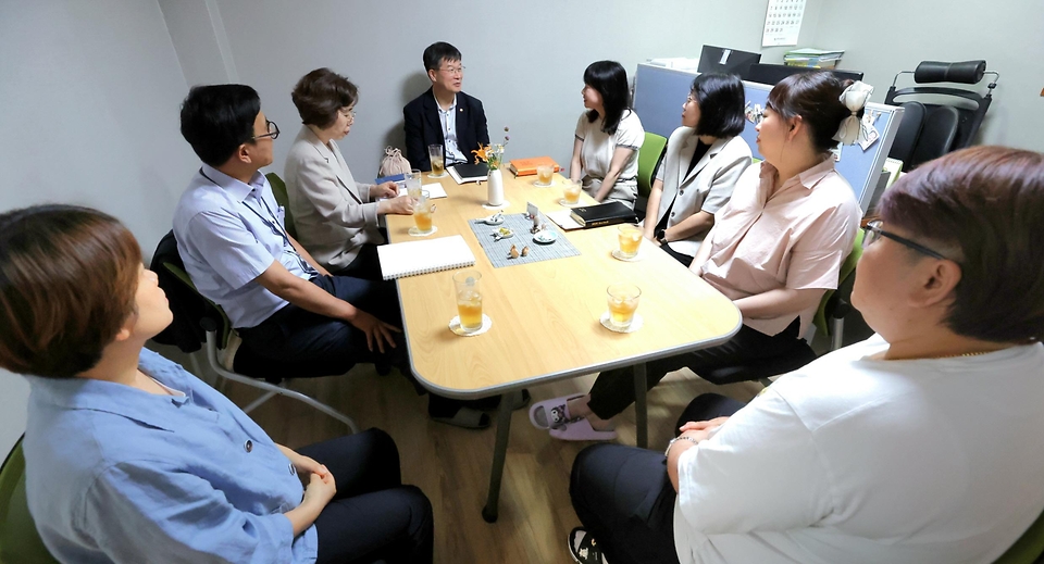 이기일 보건복지부 제1차관이 15일 대전 대덕구 자모원을 방문해 위기임산부 지역상담기관 준비 현황을 확인하고 상담 기관 종사자 등 현장 의견을 청취하고 있다. 