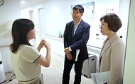 이기일 보건복지부 제1차관이 15일 대전 대덕구 자모원을 방문해 위기임산부 지역상담기관 준비 현황을 확인하고 관계자의 설명을 듣고 있다.