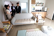 이기일 보건복지부 제1차관이 15일 대전 대덕구 자모원을 방문해 위기임산부 지역상담기관 준비 현황을 확인하고 관계자의 설명을 듣고 있다.