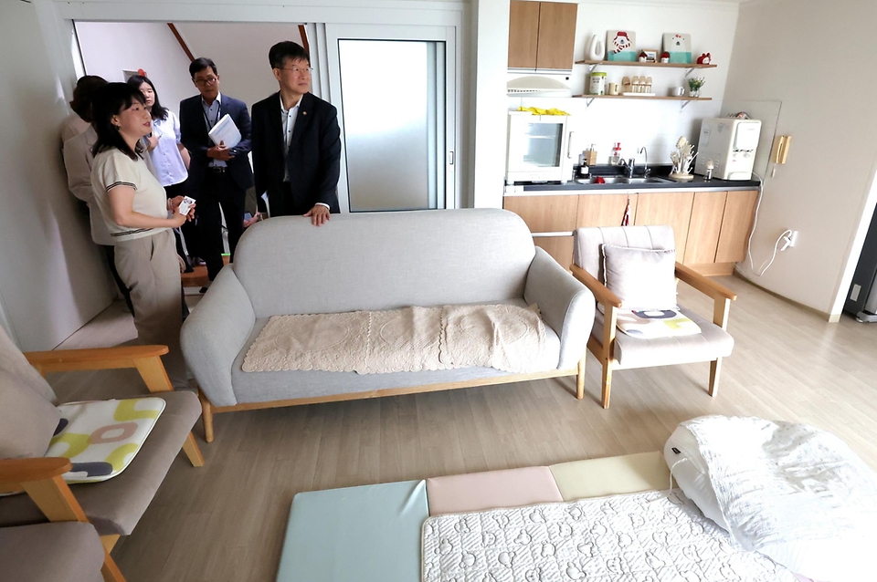 이기일 보건복지부 제1차관이 15일 대전 대덕구 자모원을 방문해 위기임산부 지역상담기관 준비 현황을 확인하고 관계자의 설명을 듣고 있다.