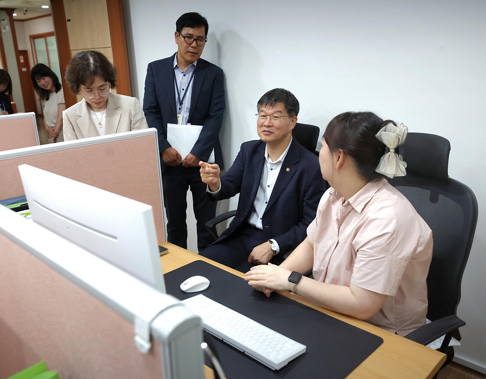 이기일 보건복지부 제1차관이 15일 대전 대덕구 자모원을 방문해 위기임산부 지역상담기관 준비 현황을 확인하고 상담 기관 종사자 등 현장 의견을 청취하고 있다. 