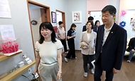 이기일 보건복지부 제1차관이 15일 대전 대덕구 자모원을 방문해 위기임산부 지역상담기관 준비 현황을 확인하고 관계자의 설명을 듣고 있다.