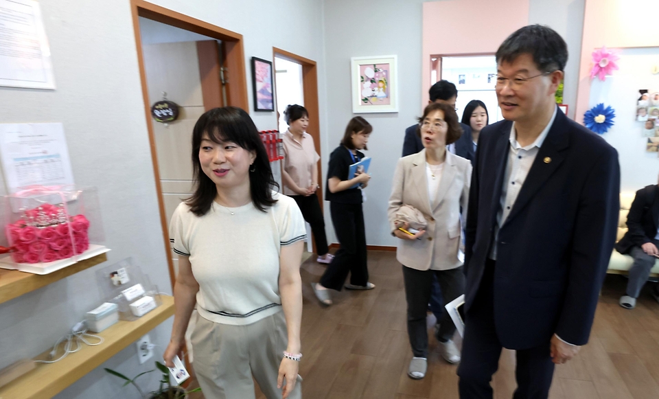 이기일 보건복지부 제1차관이 15일 대전 대덕구 자모원을 방문해 위기임산부 지역상담기관 준비 현황을 확인하고 관계자의 설명을 듣고 있다.
