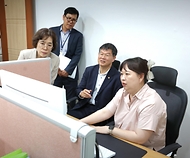 이기일 보건복지부 제1차관이 15일 대전 대덕구 자모원을 방문해 위기임산부 지역상담기관 준비 현황을 확인하고 상담 기관 종사자 등 현장 의견을 청취하고 있다. 