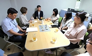 이기일 보건복지부 제1차관이 15일 대전 대덕구 자모원을 방문해 위기임산부 지역상담기관 준비 현황을 확인하고 상담 기관 종사자 등 현장 의견을 청취하고 있다. 