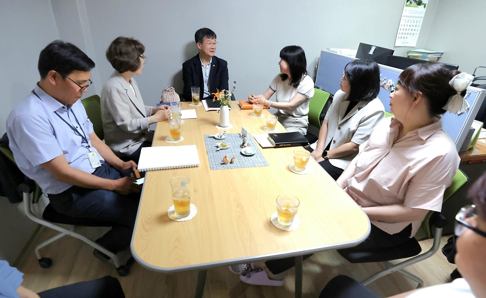 이기일 보건복지부 제1차관이 15일 대전 대덕구 자모원을 방문해 위기임산부 지역상담기관 준비 현황을 확인하고 상담 기관 종사자 등 현장 의견을 청취하고 있다. 