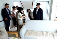 이기일 보건복지부 제1차관이 15일 대전 대덕구 자모원을 방문해 위기임산부 지역상담기관 준비 현황을 확인하고 관계자의 설명을 듣고 있다.