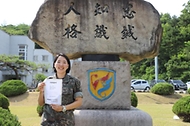 15일 육군정보학교 정보교육대대 서유진 소령이 본인과 자녀의 생일에 맞춰 모발 기부를 실천하고 있다.