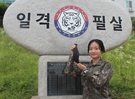 15일 육군지상작전사령부 화력여단 천호대대 고가영 하사가 임관한 뒤 4년 동안 기른  기부할 모발을 들어 보이고 있다. 