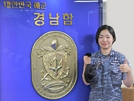 15일 해군3함대 경남함 김하늘 중위가 2년 동안 기른 기부할 모발을 들어 보이고 있다. 