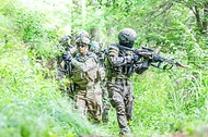 여단 연합전투단의 한·미 장병들이 9일 강원도 인제 육군과학화전투훈련단에서 열린 ‘한·미·UAE 최초 연합 KCTC 훈련’에서 산악지역 수색정찰을 하고 있다.