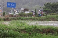 대전과 충남 논산, 계룡, 금산에 호우주의보가 발령된 가운데 18일 오후 충남 논산시 벌곡면 일대에서 주민들이 이동하고 있다. 