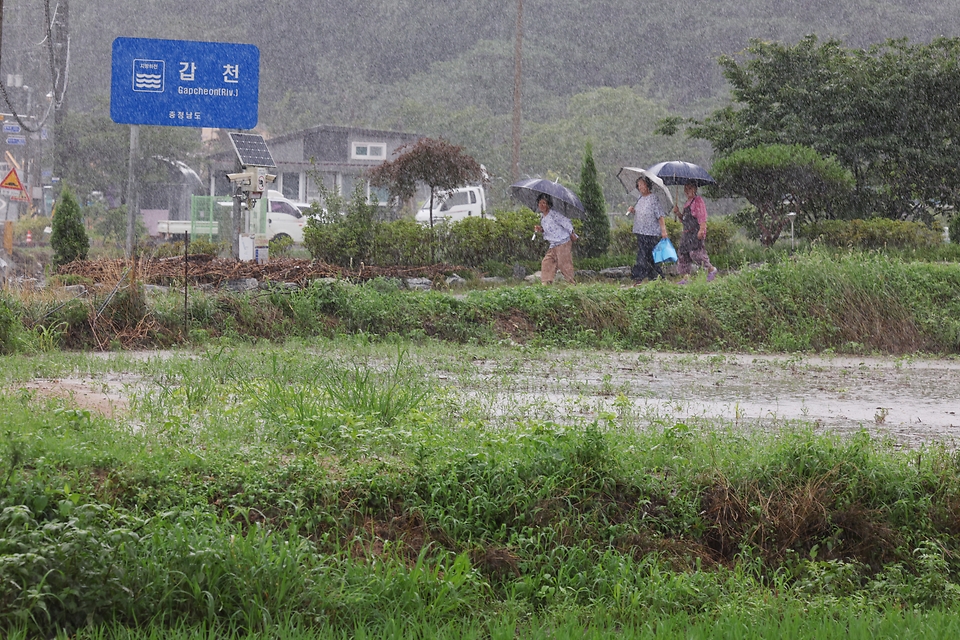 대전과 충남 논산, 계룡, 금산에 호우주의보가 발령된 가운데 18일 오후 충남 논산시 벌곡면 일대에서 주민들이 이동하고 있다. 