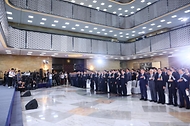 한덕수 국무총리가 17일 국회 로텐더홀에서 열린 ‘제76주년 제헌절 경축식’에서 우원식 국회의장 및 참석자들과 국민의례를 하고 있다.