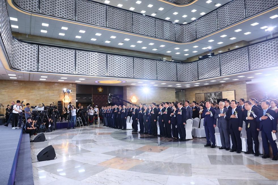 한덕수 국무총리가 17일 국회 로텐더홀에서 열린 ‘제76주년 제헌절 경축식’에서 우원식 국회의장 및 참석자들과 국민의례를 하고 있다.